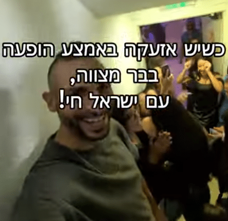 האמן ירון זיגי בהופעה